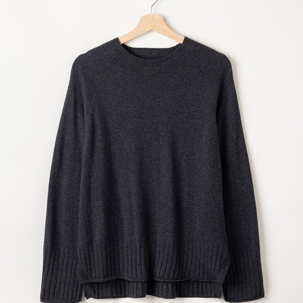 Kristina Raglan – Black Melange – Kleiderbügelaufnahme