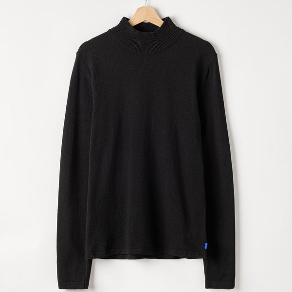 Chris Rollneck – Black – Kleiderbügelaufnahme
