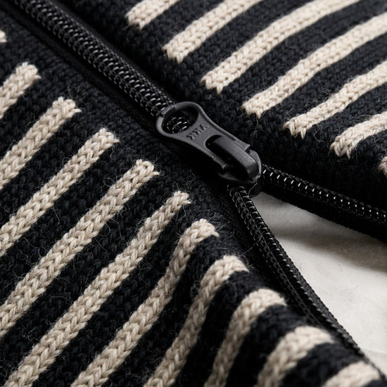 Dale Of Norway SKARSTIND Woll-Kissenhülle – Black - Sand – Detail oder Lifestyle