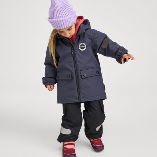 Giacca di mezza stagione ReimaTec di Reima Symppis per bambini, Soft Black – Foto in studio