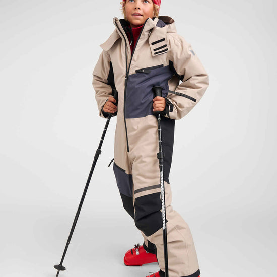 Tuta da neve Reima Skaulo ReimaTec per bambini, colore Earthy Beige – Vista d'insieme lifestyle