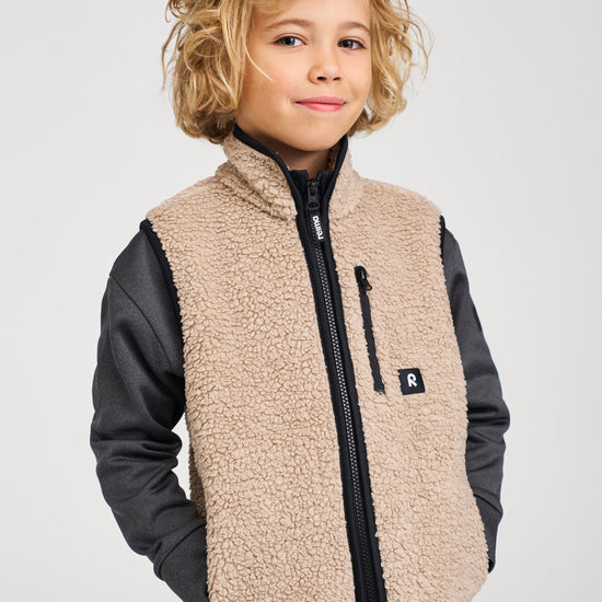 Chaleco de forro polar Reima Tupas para niños, color beige tierra – Foto de estudio