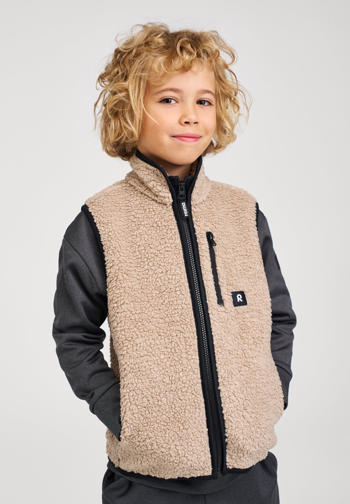 Chaleco de forro polar Reima Tupas para niños, color beige tierra – Foto de estudio