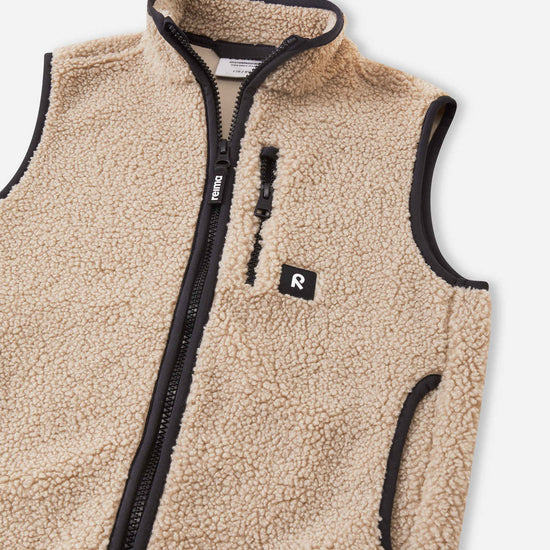 Chaleco de forro polar Reima Tupas para niños, color beige tierra – Vista lateral