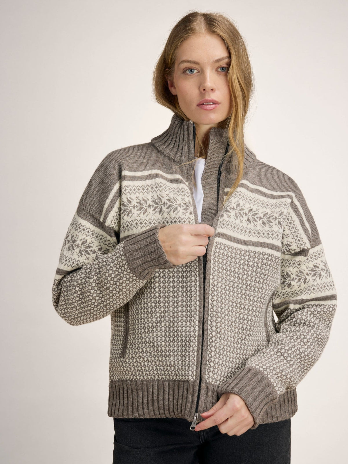 Dale Of Norway 85861 – P00 – Studio – Quelle 85861_p00_vola_wp_fem_sweater--18.jpg