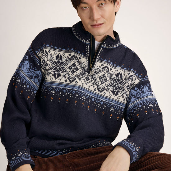 Dale of Norway BLYFJELL Men Midnight Navy - Blue Shadow - Offwhite - Copper - Studio sitting