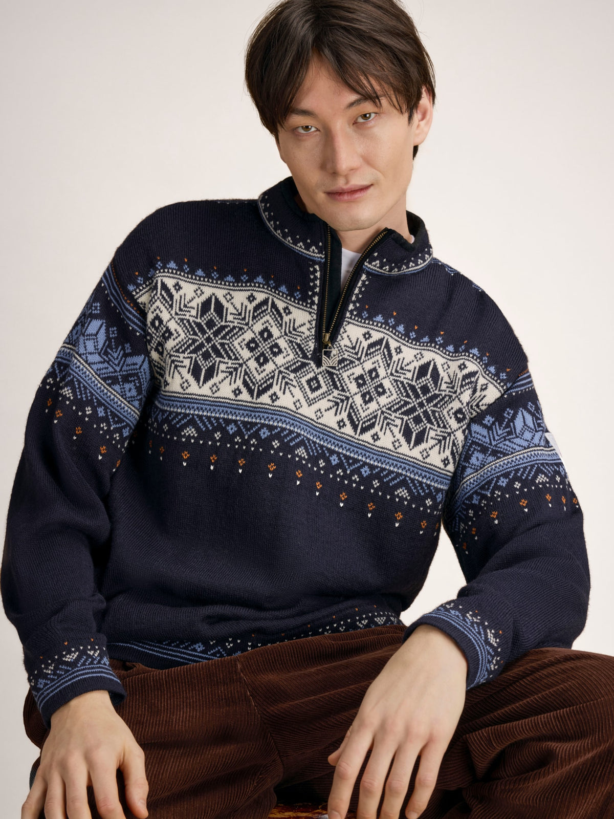 Dale of Norway BLYFJELL Men Midnight Navy - Blue Shadow - Offwhite - Copper - Studio sitting