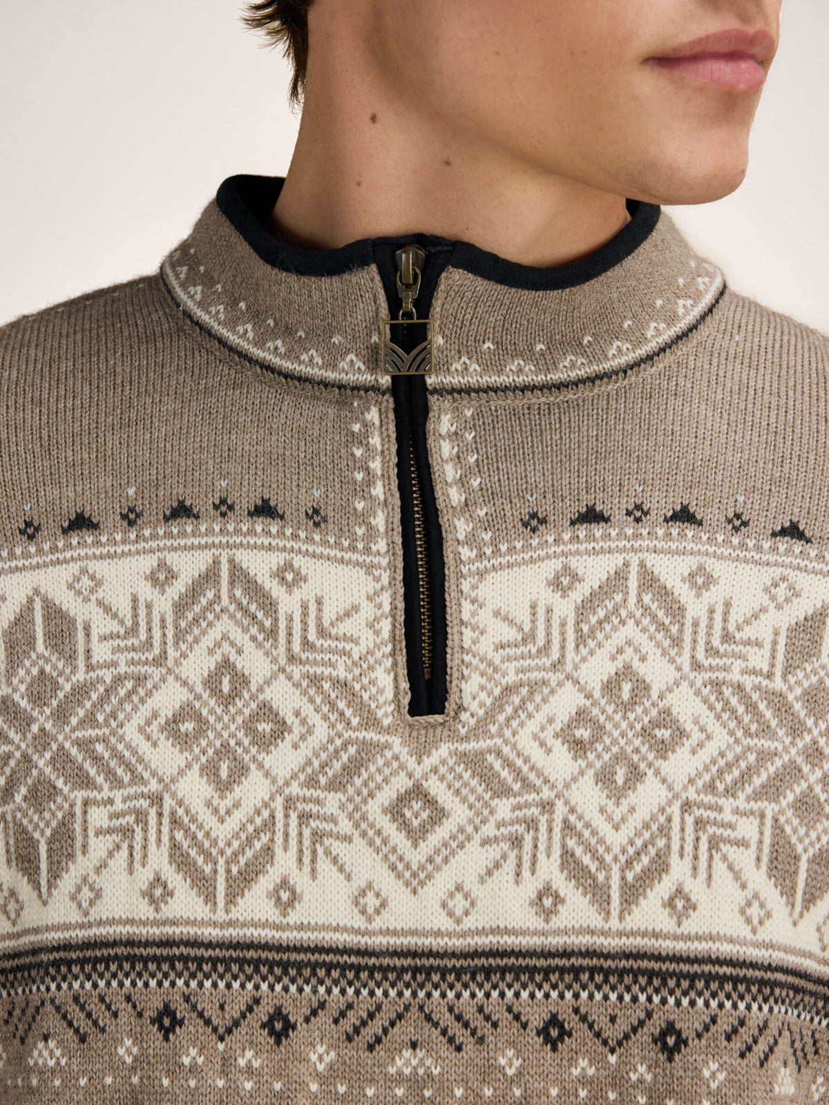 Dale of Norway BLYFJELL Men's Mountainstone - Offwhite - Coffee - Detailed view of the collar
