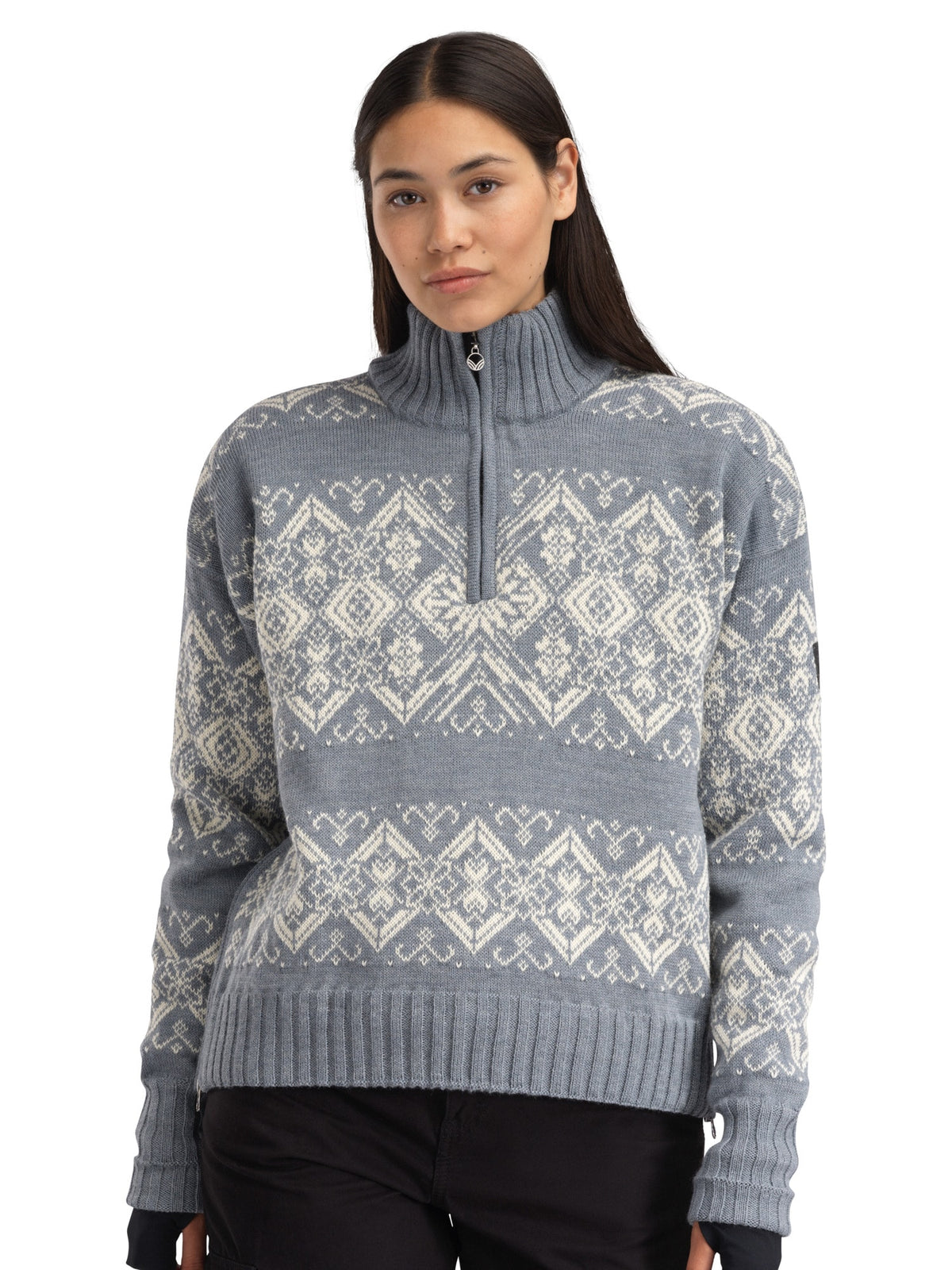 Dale Of Norway 96301 – D00 – Studio – Quelle 96301_d00_roset_fem_wp_sweater_00.jpg
