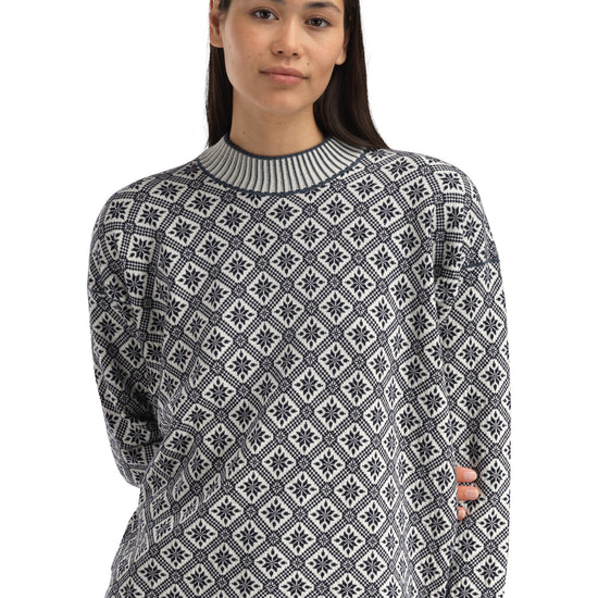 Dale Of Norway LANGØY Women – Navy - Offwhite – Studio – 96341_C00_LANGØY_FEM_SWEATER_00