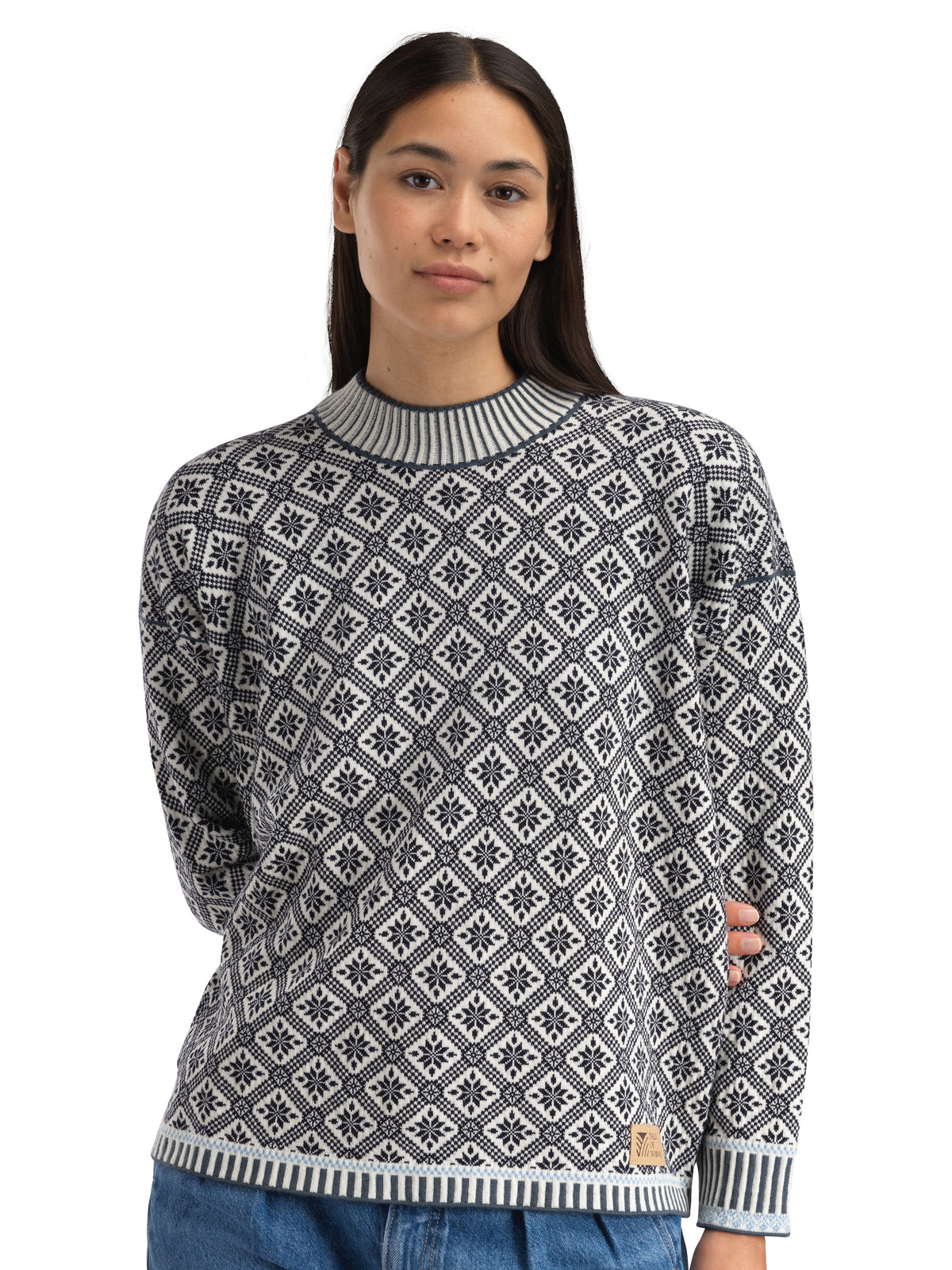 Dale Of Norway LANGØY Women – Navy - Offwhite – Studio – 96341_C00_LANGØY_FEM_SWEATER_00