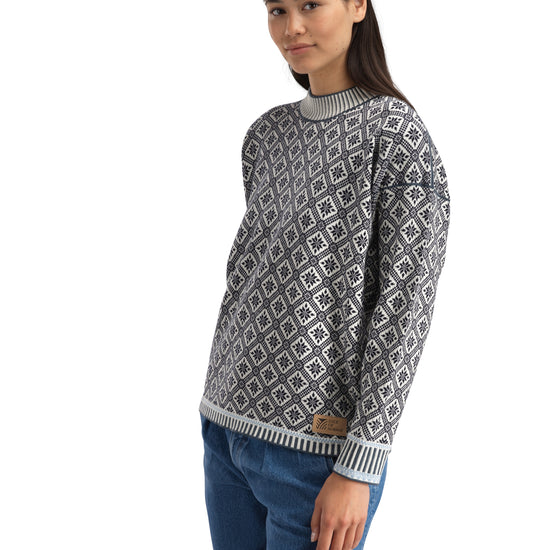 Dale Of Norway LANGØY Women – Navy - Offwhite – Studio – 96341_C00_LANGØY_FEM_SWEATER-272