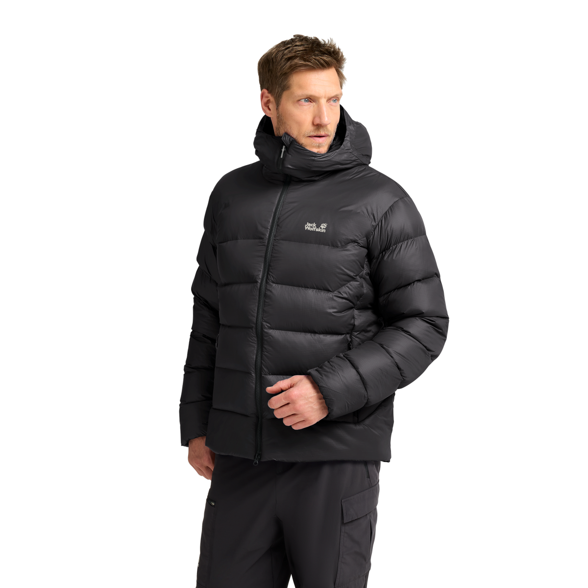 Jack Wolfskin SNOWDRIFT DOWN Herren-Daunenjacke Black – Studioansicht vorn