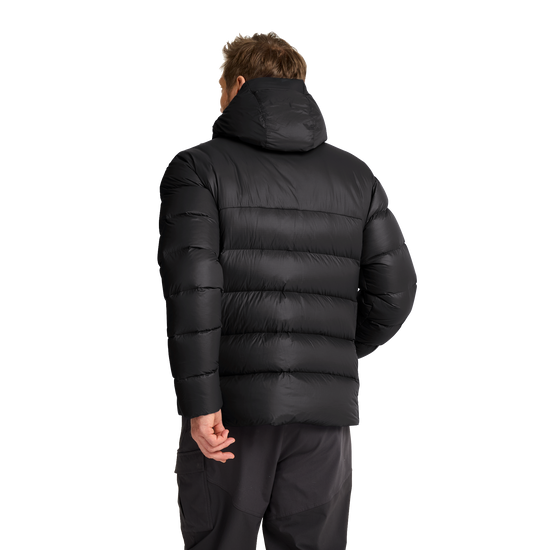 Jack Wolfskin SNOWDRIFT DOWN Herren-Daunenjacke Black – Studioansicht hinten