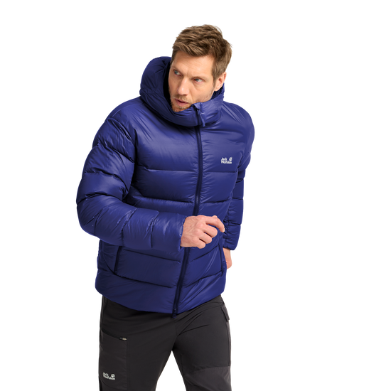Jack Wolfskin SNOWDRIFT DOWN Herren-Daunenjacke Glow Ink – Studioansicht vorn