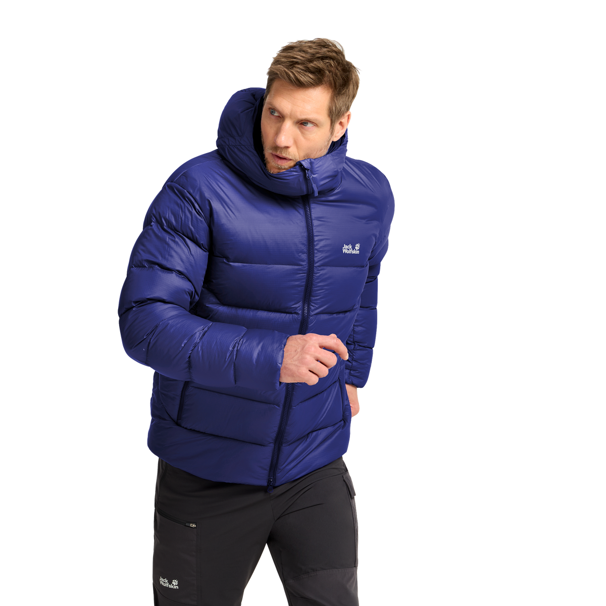 Jack Wolfskin SNOWDRIFT DOWN Herren-Daunenjacke Glow Ink – Studioansicht vorn