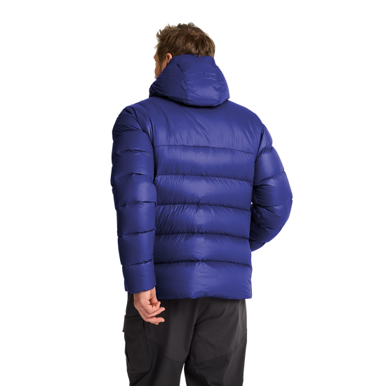Jack Wolfskin SNOWDRIFT DOWN Herren-Daunenjacke Glow Ink – Studioansicht hinten