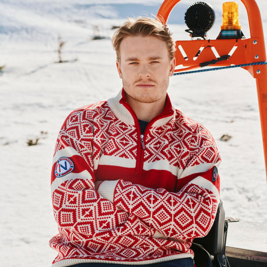 Dale Of Norway TEAM NORWAY CORTINA Men – Raspberry - Offwhite – Lifestyle 12