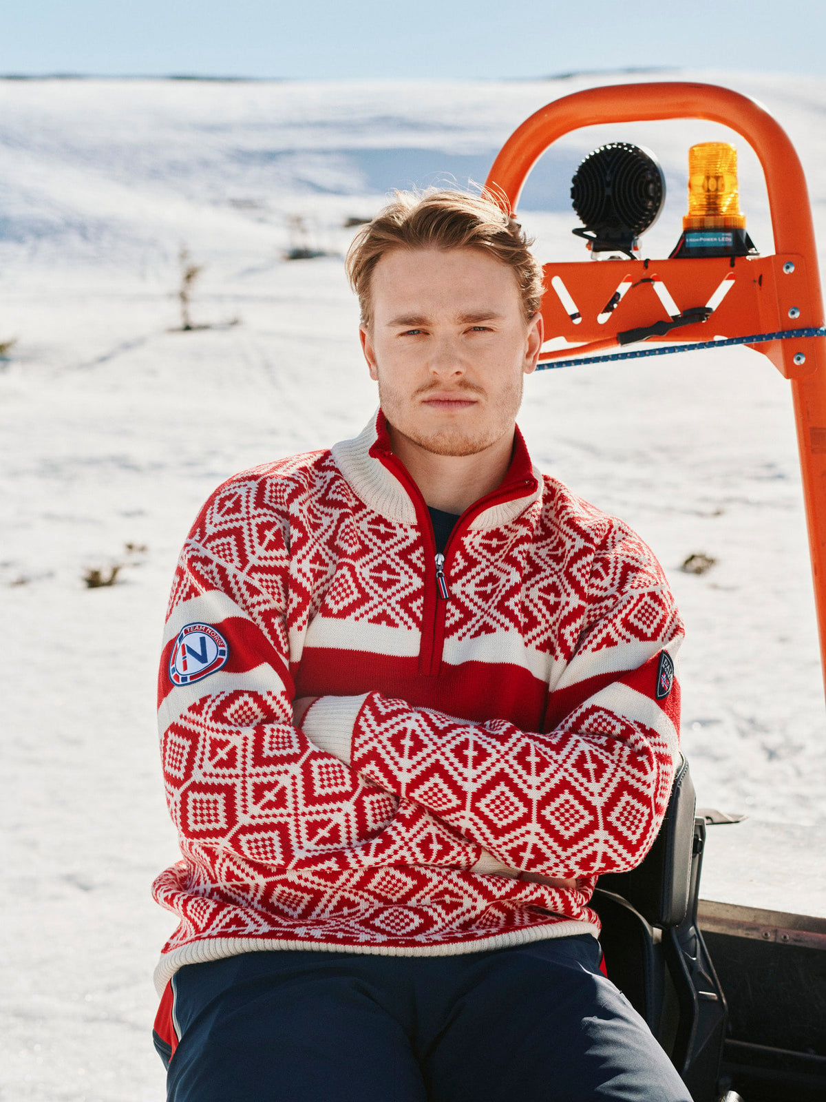 Dale Of Norway TEAM NORWAY CORTINA Men – Raspberry - Offwhite – Lifestyle 12
