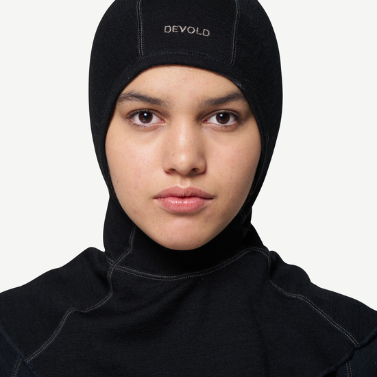 Devold EXPEDITION 235 Merino-Sturmhaube – Black – Hersteller-Studioaufnahme 2