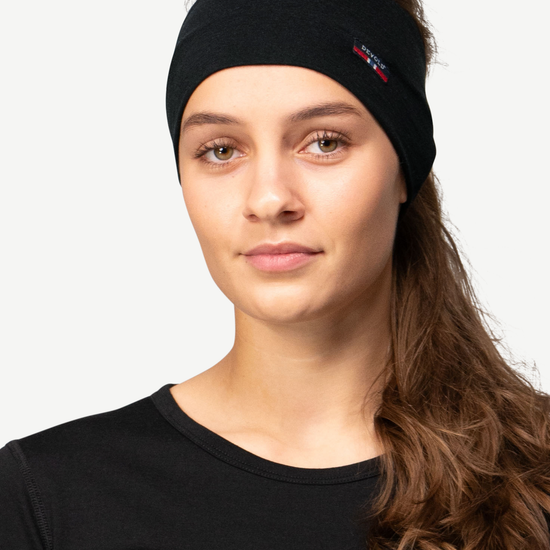 Devold BREEZE Merino-Stirnband Black – Studioansicht 1