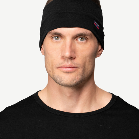 Devold BREEZE Merino-Stirnband Black – Studioansicht 3