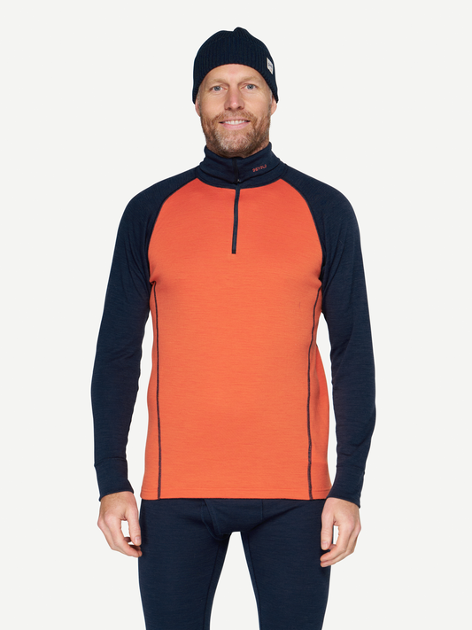 Devold DUO ACTIVE 205 Zip Neck Herren – Brick – Studioansicht 1