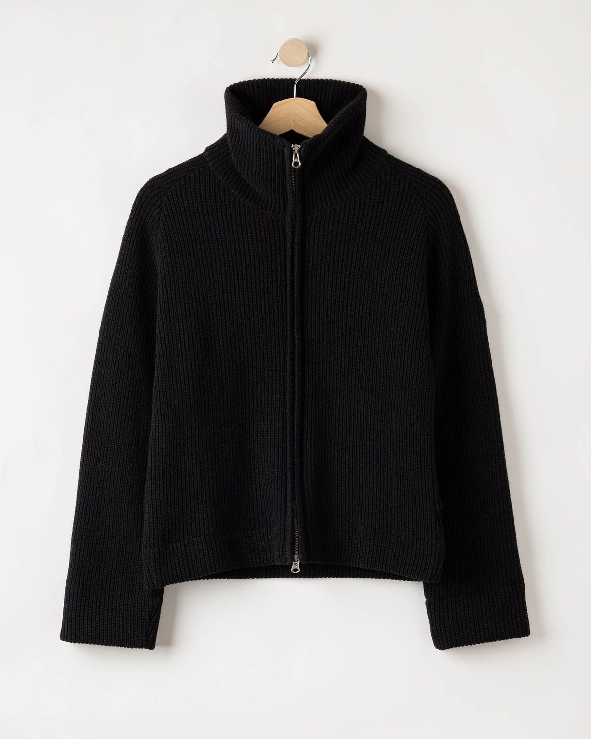Essie Fullzip WP – Black – Kleiderbügelaufnahme