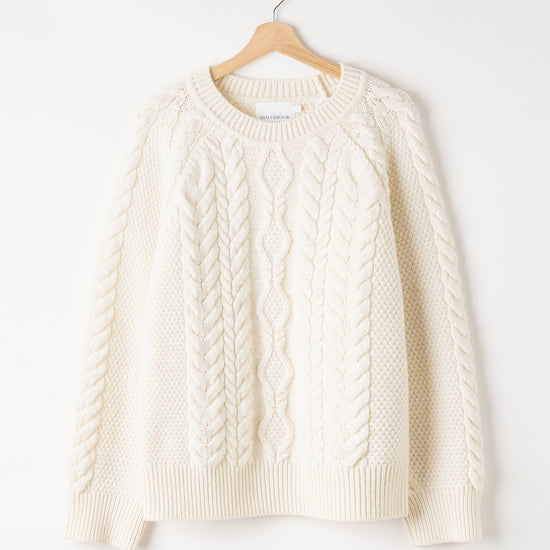 Nadira Crew – Off White – Kleiderbügelaufnahme
