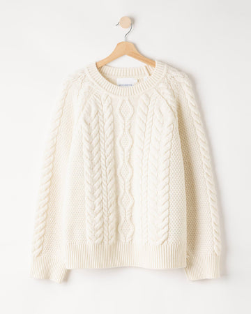 Nadira Crew – Off White – Kleiderbügelaufnahme