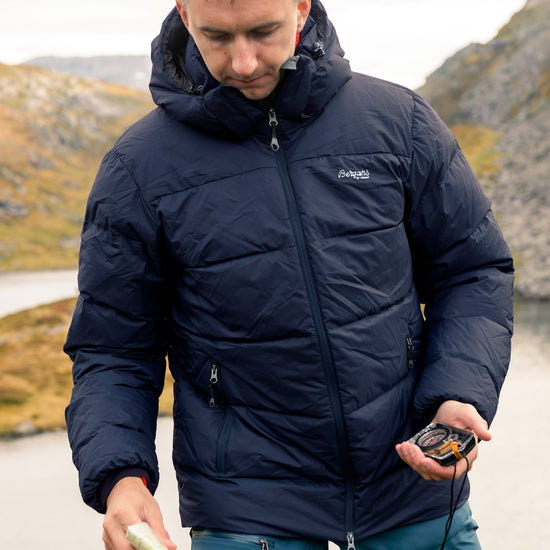 Bergans M LAVA WARM DOWN JACKET W/HOOD - Daunenjacken bei PeakStyle