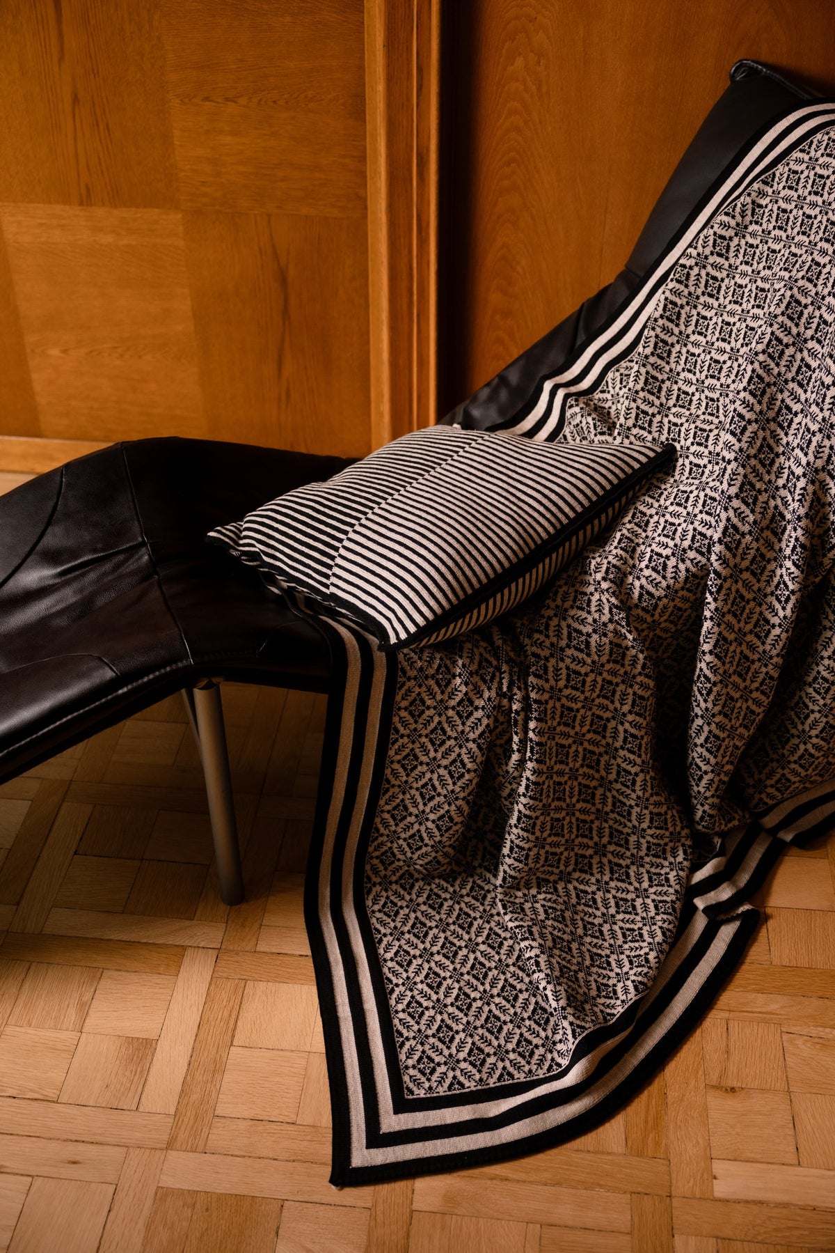 Dale Of Norway FROGNER Merino-Wolldecke – Black - Sand – Studio