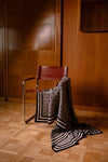 Dale Of Norway FROGNER Merino-Wolldecke – Black - Sand – Lifestyle