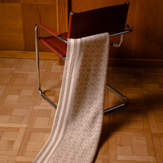 Dale Of Norway FROGNER Merino-Wolldecke – Offwhite - Sand – Lifestyle
