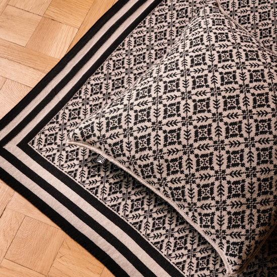 Dale Of Norway FROGNER Woll-Kissenhülle – Sand - Black – Detail oder Lifestyle