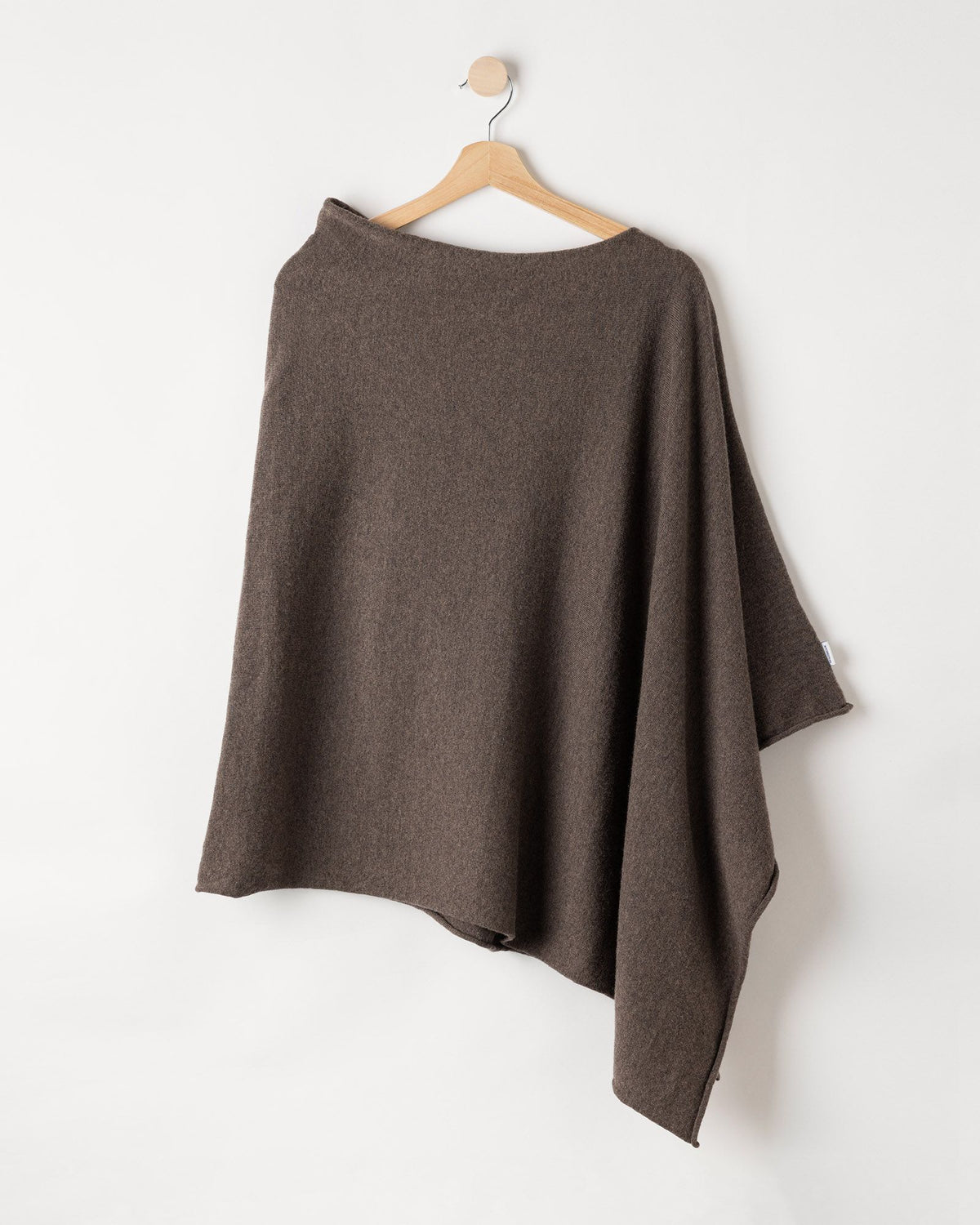 Sofie Poncho – Dark Taupe – Kleiderbügelaufnahme