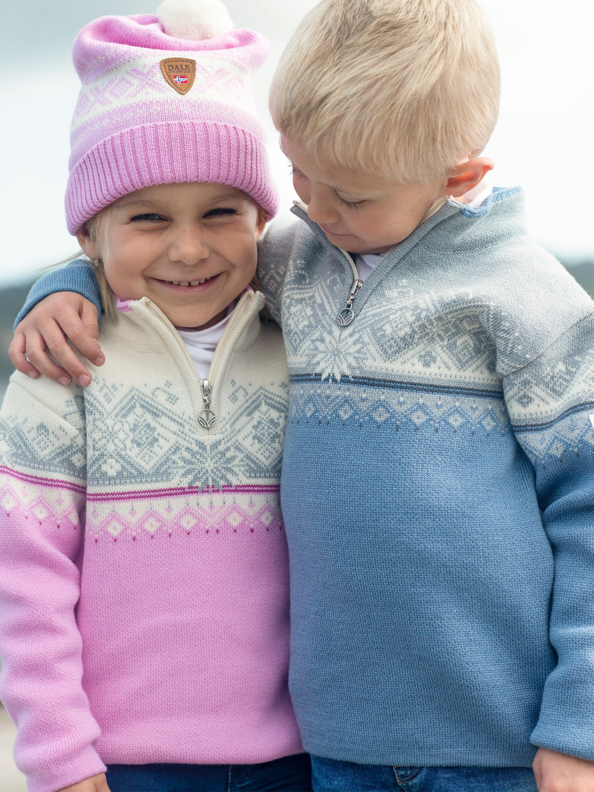 Dale Of Noorwegen MORITZ KIDS merino trui - officiële studioafbeelding Blueshadow en Pinkcandy