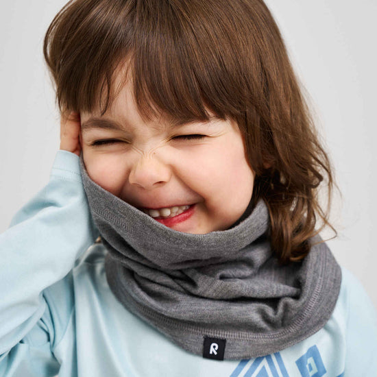 Écharpe tubulaire Reima Aarni en laine mérinos pour enfants, gris chiné – Photo lifestyle 1