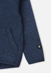 Veste polaire Reima Hopper pour enfants, bleu jean – Gros plan sur le logo