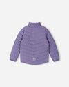 Chaqueta aislante ligera Reima Uumaja para niños, color Misty Violet – Foto de producto con la capucha abierta 3