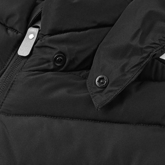 Chaqueta aislante ligera Reima Uumaja para niños, color negro – Detalle de la capucha
