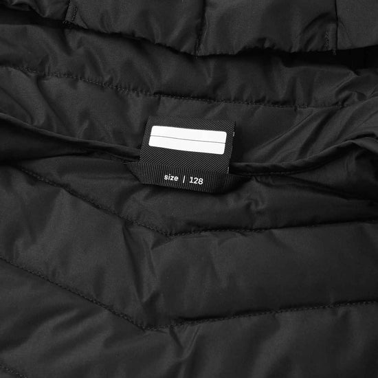 Chaqueta aislante ligera Reima Uumaja para niños, color negro – Detalle de la etiqueta con el nombre