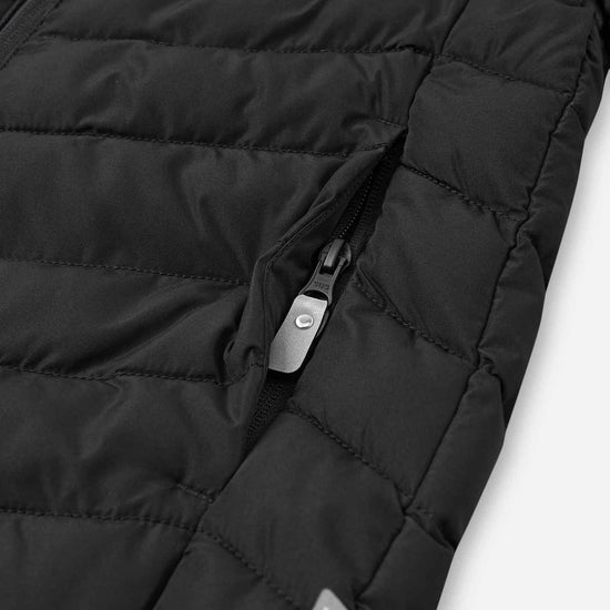 Chaqueta aislante ligera Reima Uumaja para niños, color negro – Detalle de los bolsillos