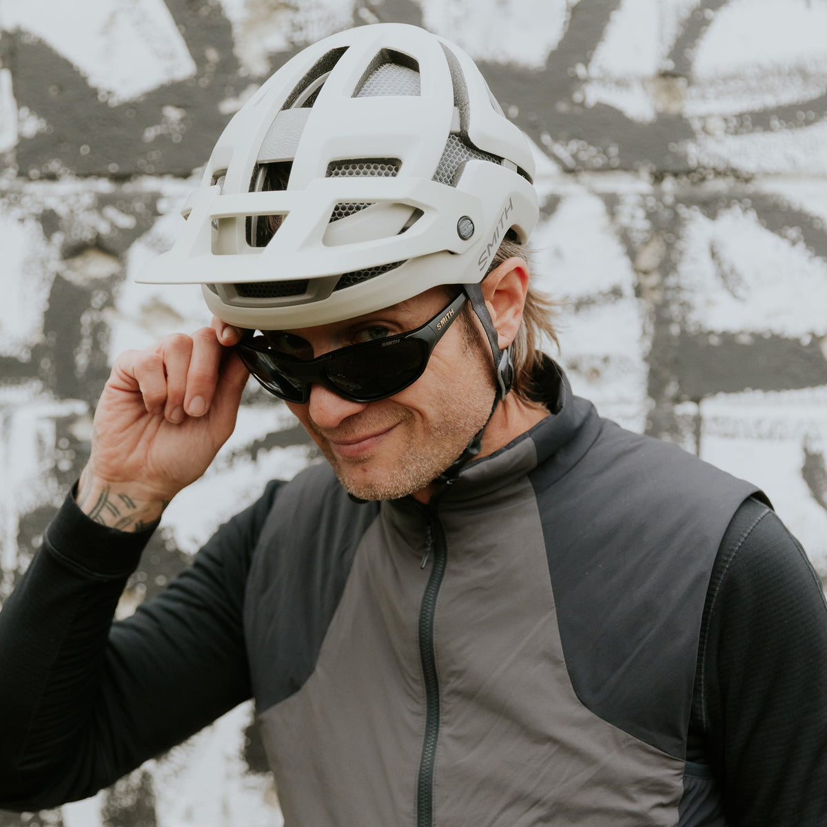 SMITH Forefront 3 Mips Fahrradhelm – Lifestyle – sliders-sunglasses_matteBlack-cpBlack_lifestyle05_6efd6e43-aa33-4d26-80a9-e553e068613f.jpg