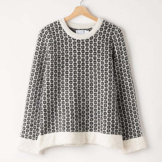 Margaret Crew – Off White-Black – Kleiderbügelaufnahme
