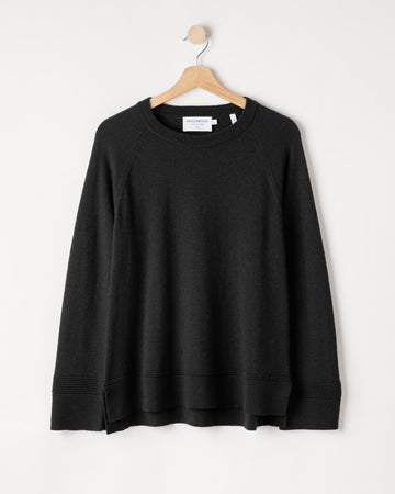 Renata Raglan – Black – Kleiderbügelaufnahme