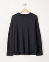 Kristina Raglan – Black Melange – Kleiderbügelaufnahme