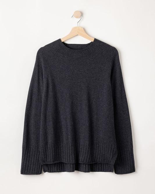 Kristina Raglan – Black Melange – Kleiderbügelaufnahme