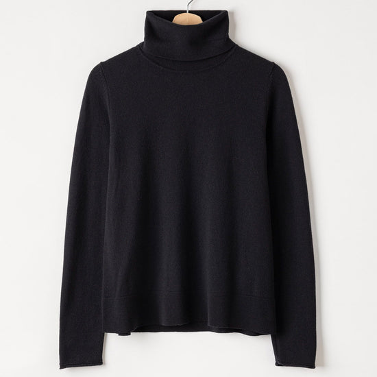 Renata Turtle Neck – Black – Kleiderbügelaufnahme