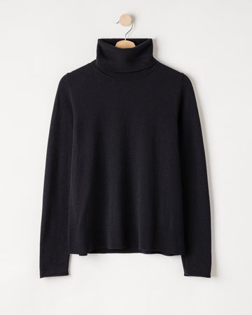 Renata Turtle Neck – Black – Kleiderbügelaufnahme
